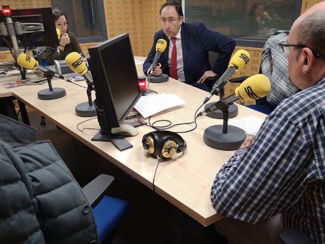 El Alcalde de Palencia en los estudios de Radio Palencia de la Cadena SER