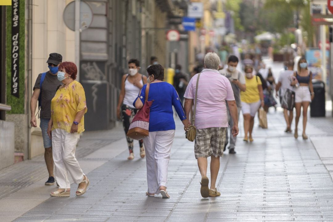 Personas con mascarilla paseando por Santa Cruz de Tenerife.