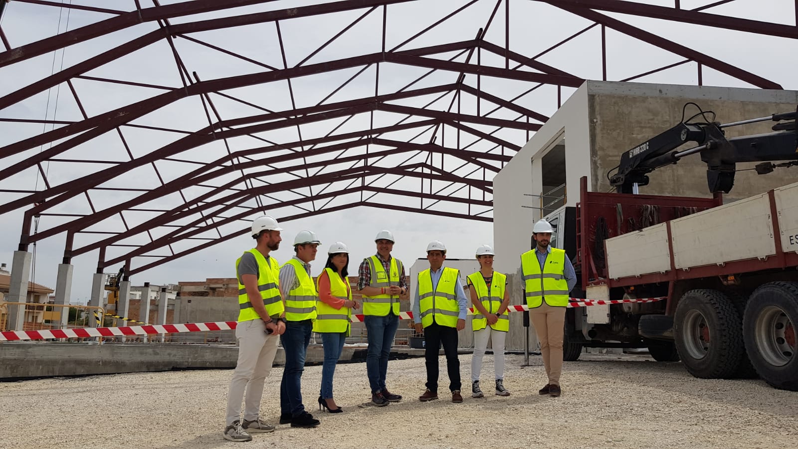 Visita del presidente de la Diputación de Jaén, Francisco Reyes, a las obras de la piscina climatizada de Torredelcampo.