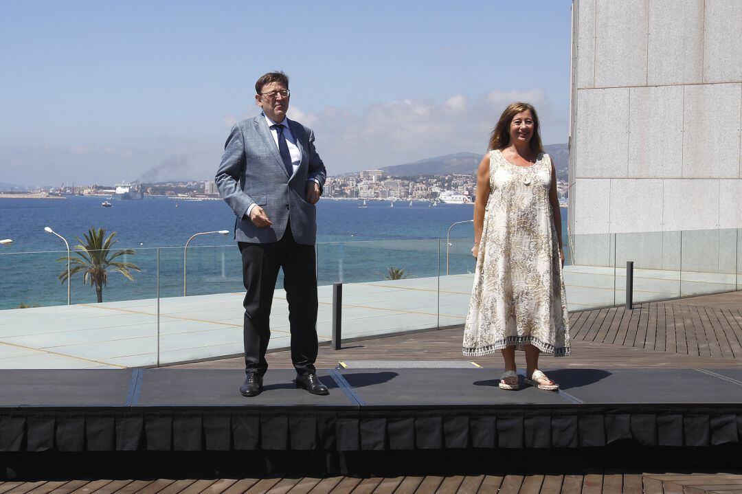 El president de la Generalitat, Ximo Puig, y la presidenta balear, Francina Armengol, posan en una fotografía durante una cumbre entre Baleares y Comunitat Valenciana, a 5 de julio de 2021, el Palacio de Congresos de Palma de Mallorca, Mallorca, Islas Bal