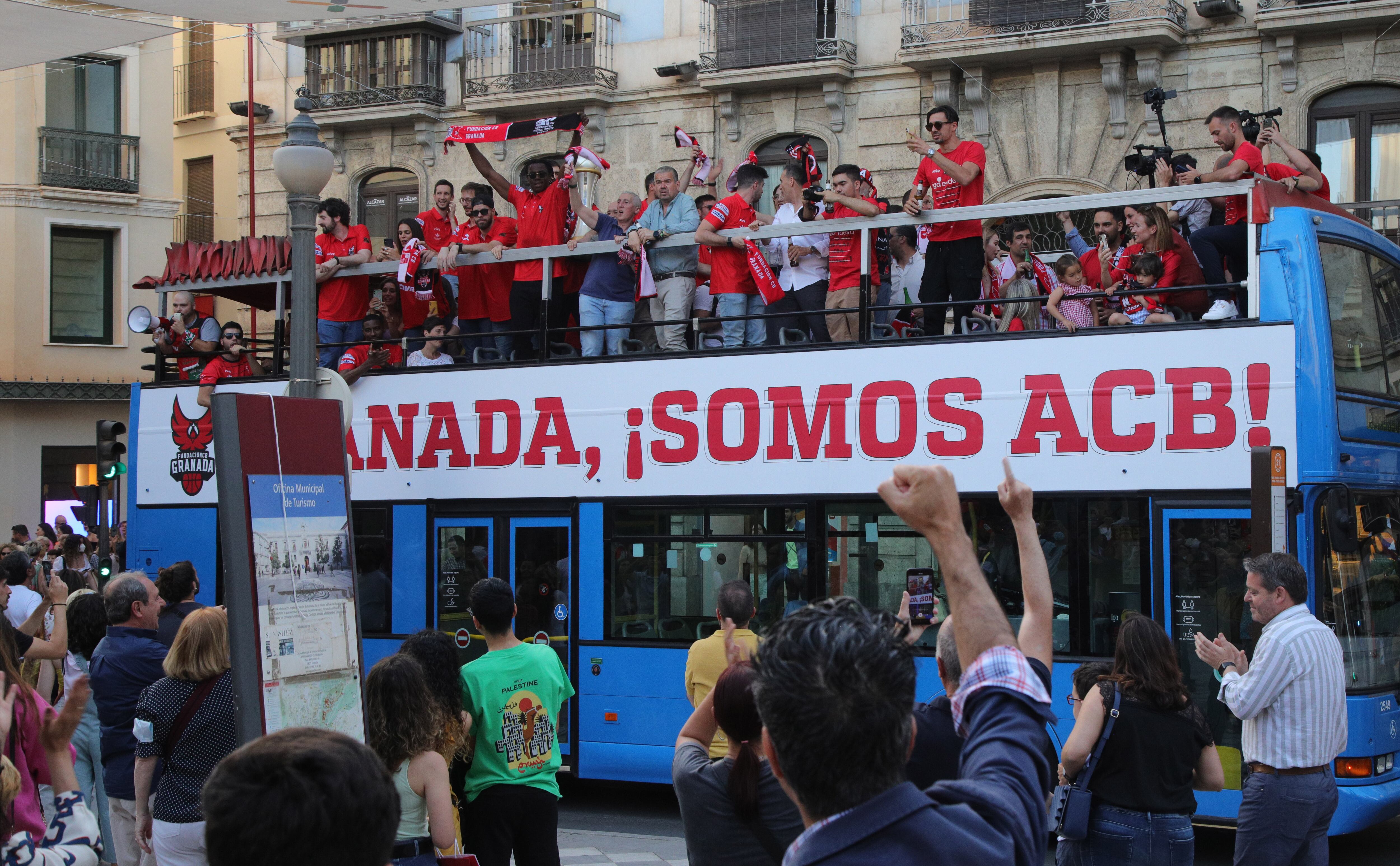 GRANADA, 14/05/2022.- La ciudad de Granada con su Alcalde recibe en el Ayuntamiento al equipo y cuerpo técnico de la Fundación CB Granada que ayer logró ascender a la ACB para hacerles llegar la enhorabuena de parte de los granadinos. En la imagen, el equipo en el bus que le lleva al ayuntamiento de Granada. EFE/Pepe Torres
