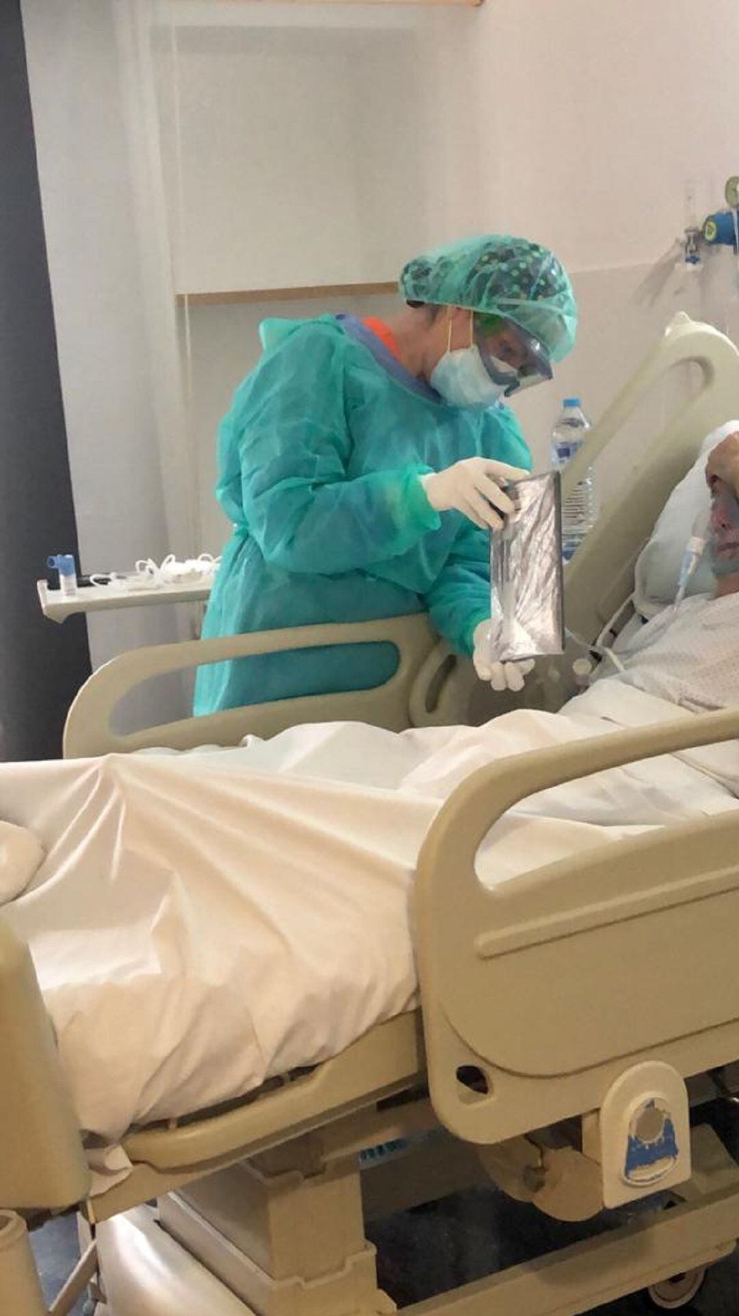 Paciente del Hospital de Dénia comunicándose con sus familiares, a través de una tablet.