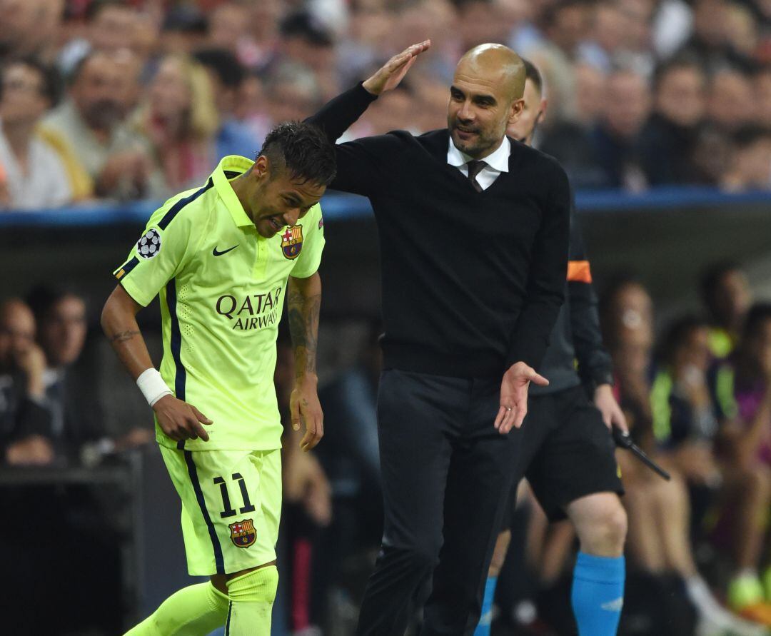 Guardiola bromea con Neymar en un Bayern - Barcelona