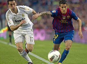 Christian Tello pelea un balón con el defensa del Real Madrid Alvero Arbeloa.