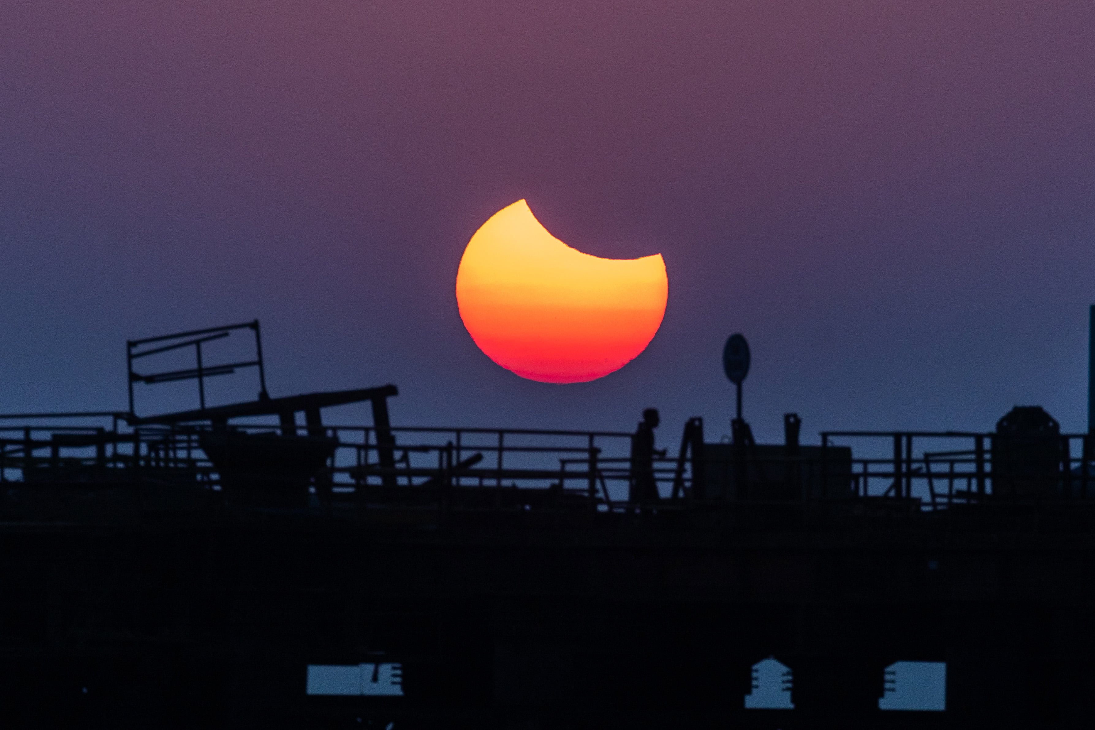 El eclipse solar de hoy visto desde Bombay, India.