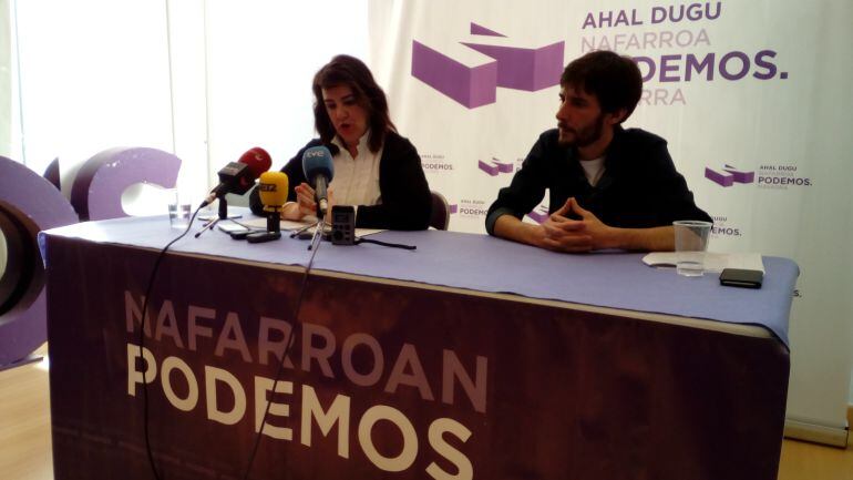 Ainhoa Aznárez y Mikel Buil en la rueda de prensa en la sede de Podemos en Pamplona