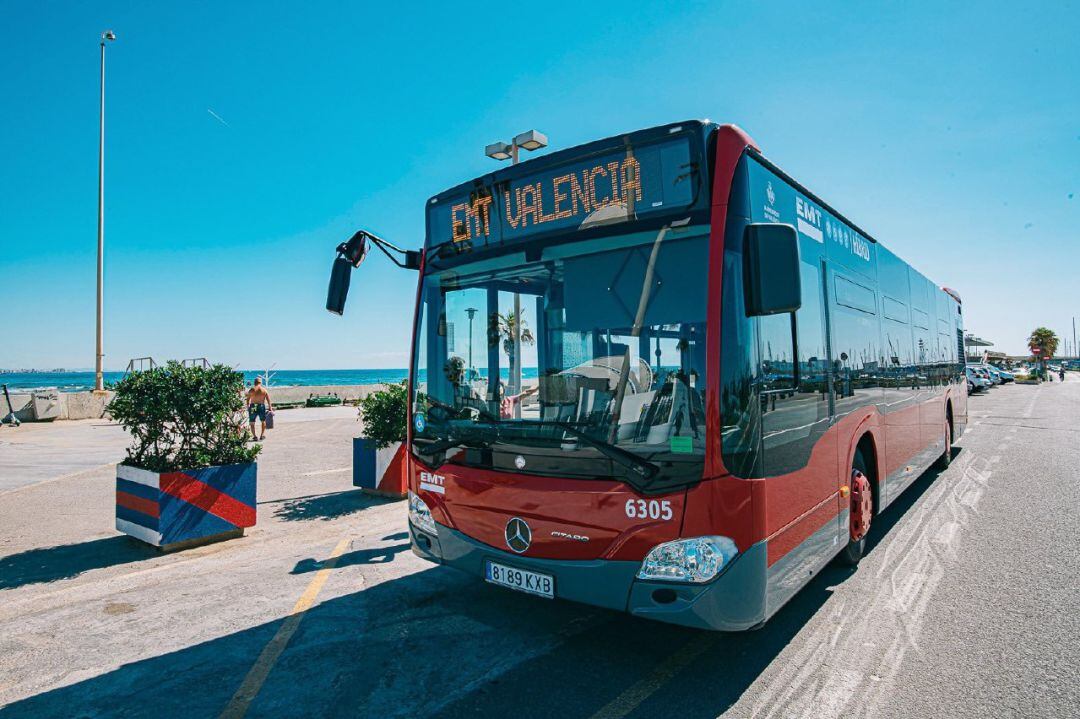 Autobús de la EMT en la playa