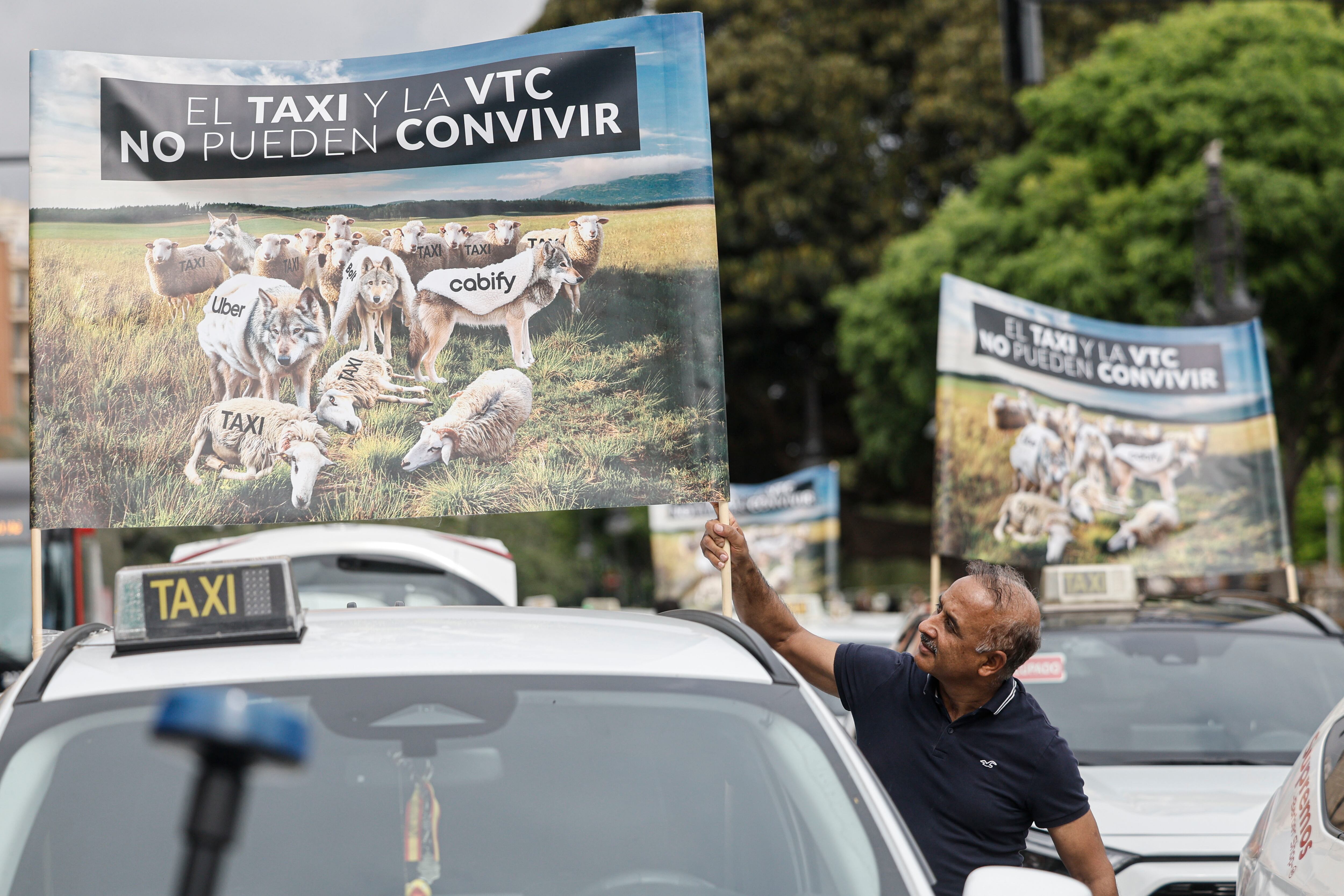 GRAFCVA3535. VALÈNCIA, 29/04/2026.- El sector del taxi celebra nuevas protestas para denunciar "el vacío normativo" por parte de la Conselleria de Infraestructuras y "el intrusismo de VTC", con una concentración de taxis en las Torres de Serranos, una marcha lenta desde las 11 horas por el centro de València y continuación hasta la Conselleria de Infraestructuras, en la Ciudad Administrativa 9 d'Octubre. EFE/Kai Försterling