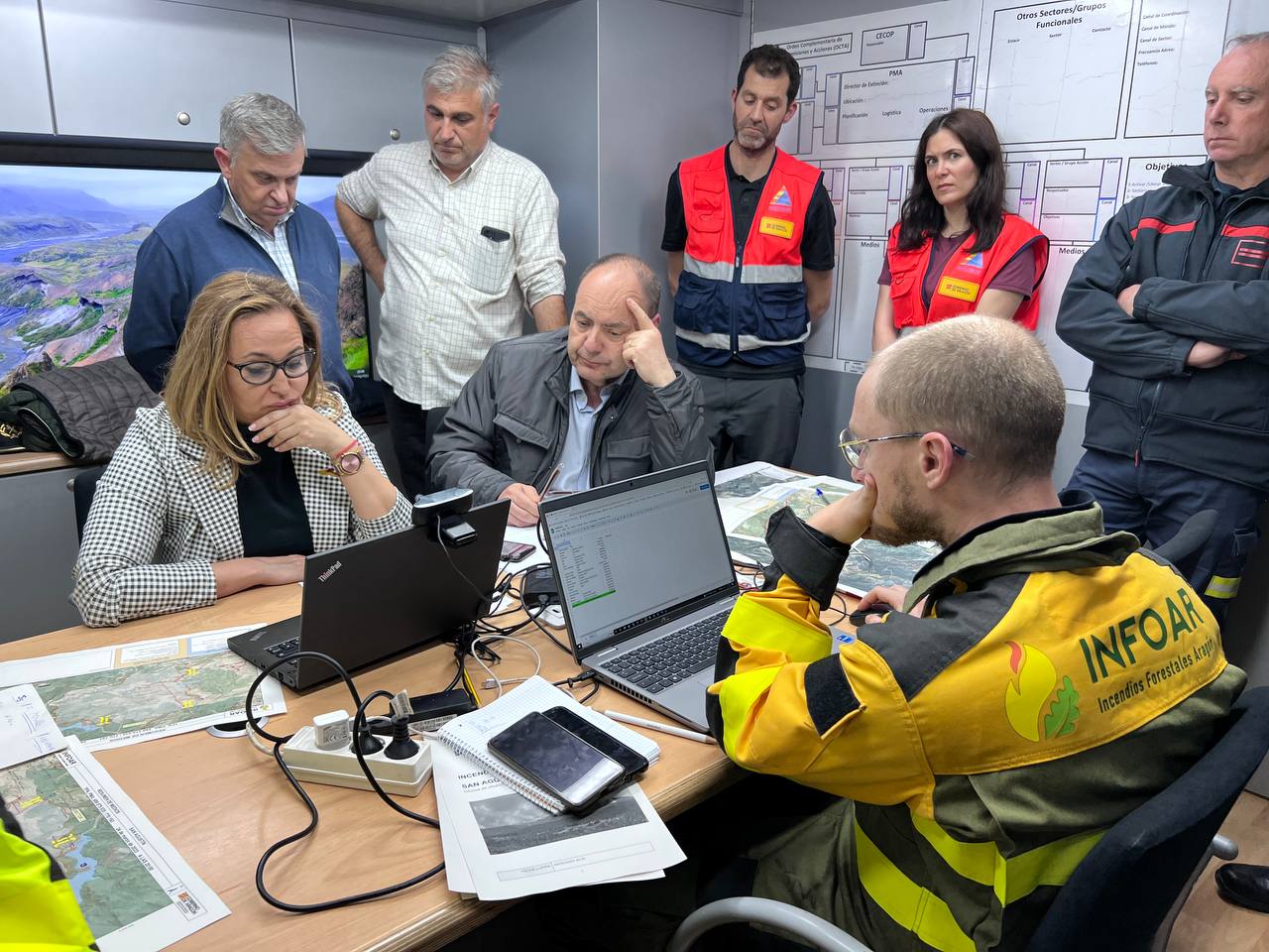 Reunión en el puesto de mando en Barracas, en el incendio entre Teruel y Castellón