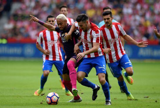 Football Soccer - Sporting Gijon v Barcelona - Spanish La Liga Santander - El Molinon stadium, Gijon, Spain- 24/09/16. Barcelona&#039;s Neymar (L) and Sporting Gijon&#039;s Moi Gomez in action. REUTERS/Eloy Alonso