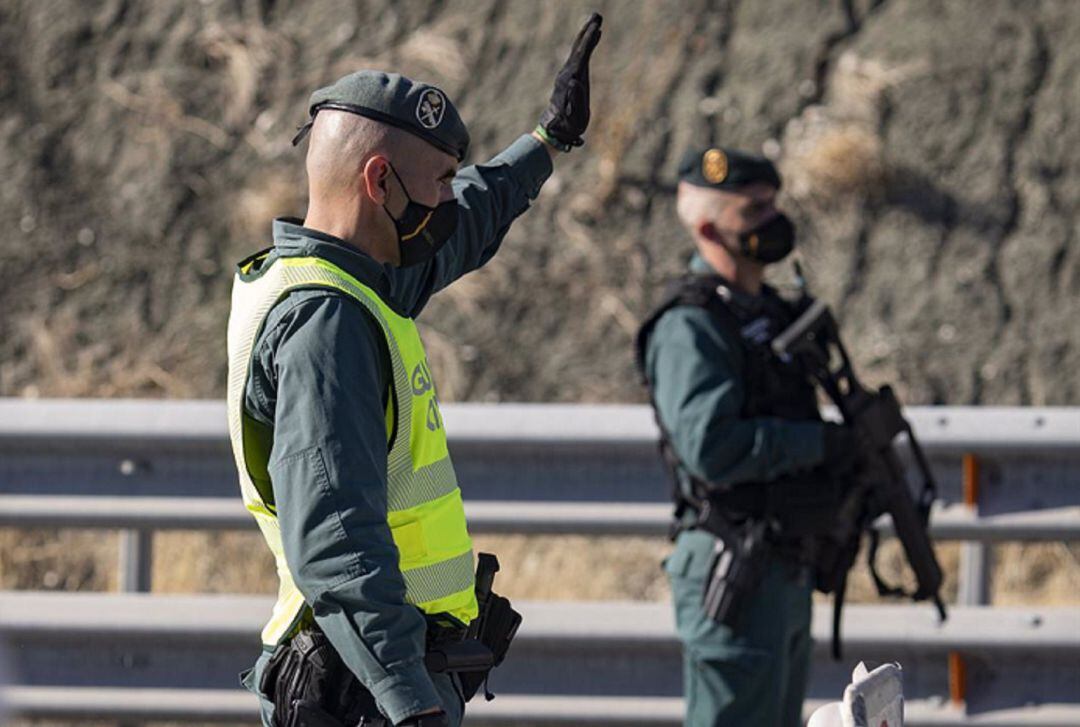 Dos agentes de Guardia Civil.