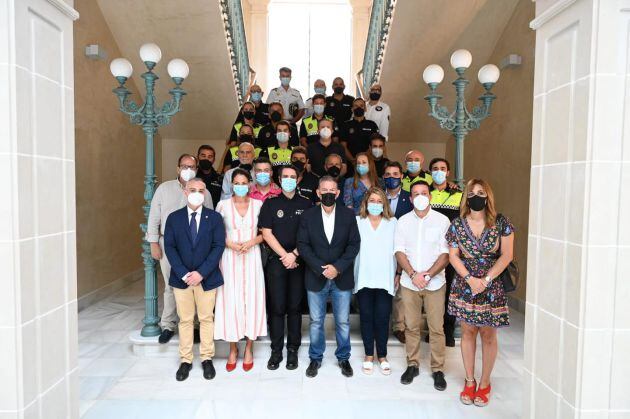 Foto de familia en la toma de posesión de José Pereira como nuevo Intendente de la Policía Local de Linares.