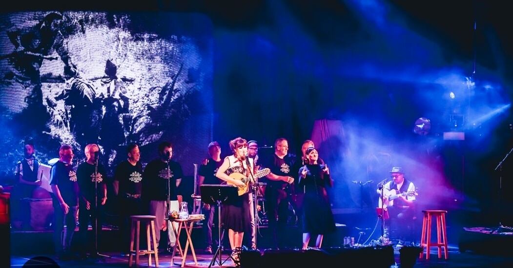 Rozalén devolvió la invitación que la Ronda le hizo en el Castillo de Aínsa y los rondadores se subieron al escenario de Lanuza (foto Pirineos Sur)