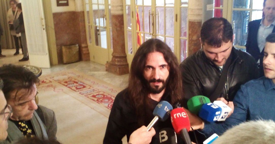 Baltasar Picornell atiende a los medios en el Parlament