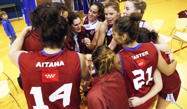 Las jugadoras del Baloncesto Acobendas hacen piña antes del inicio de un partido