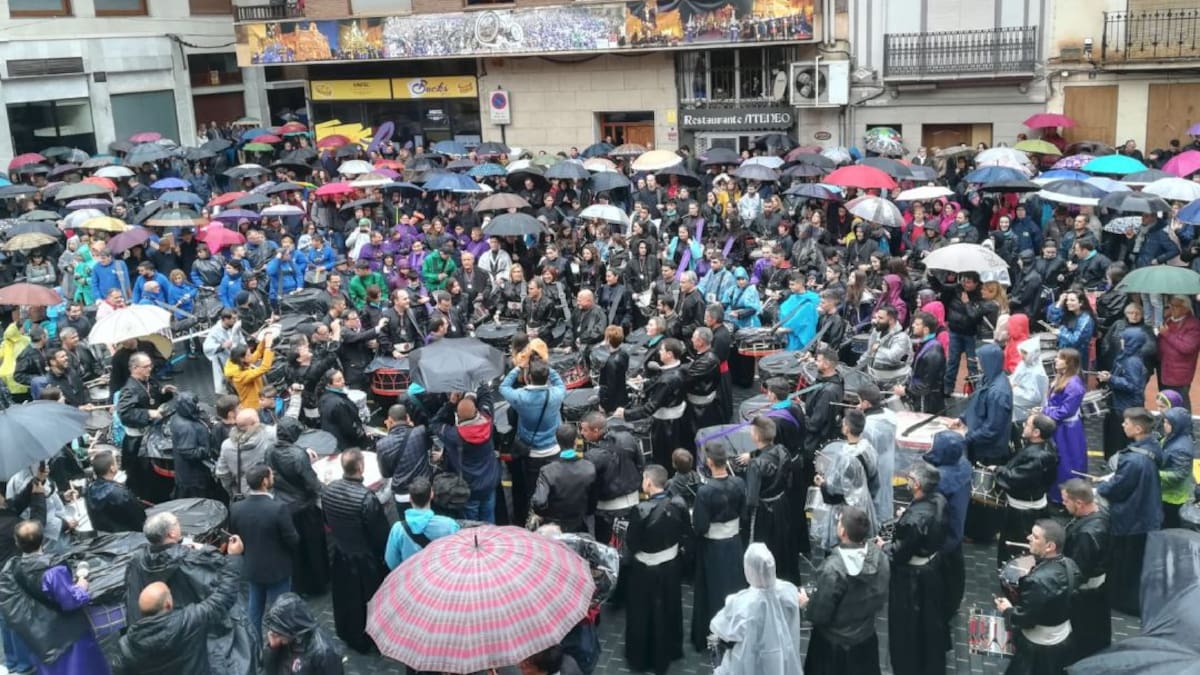 L'Alcora celebra la Rompida de la Hora con la lluvia como protagonista