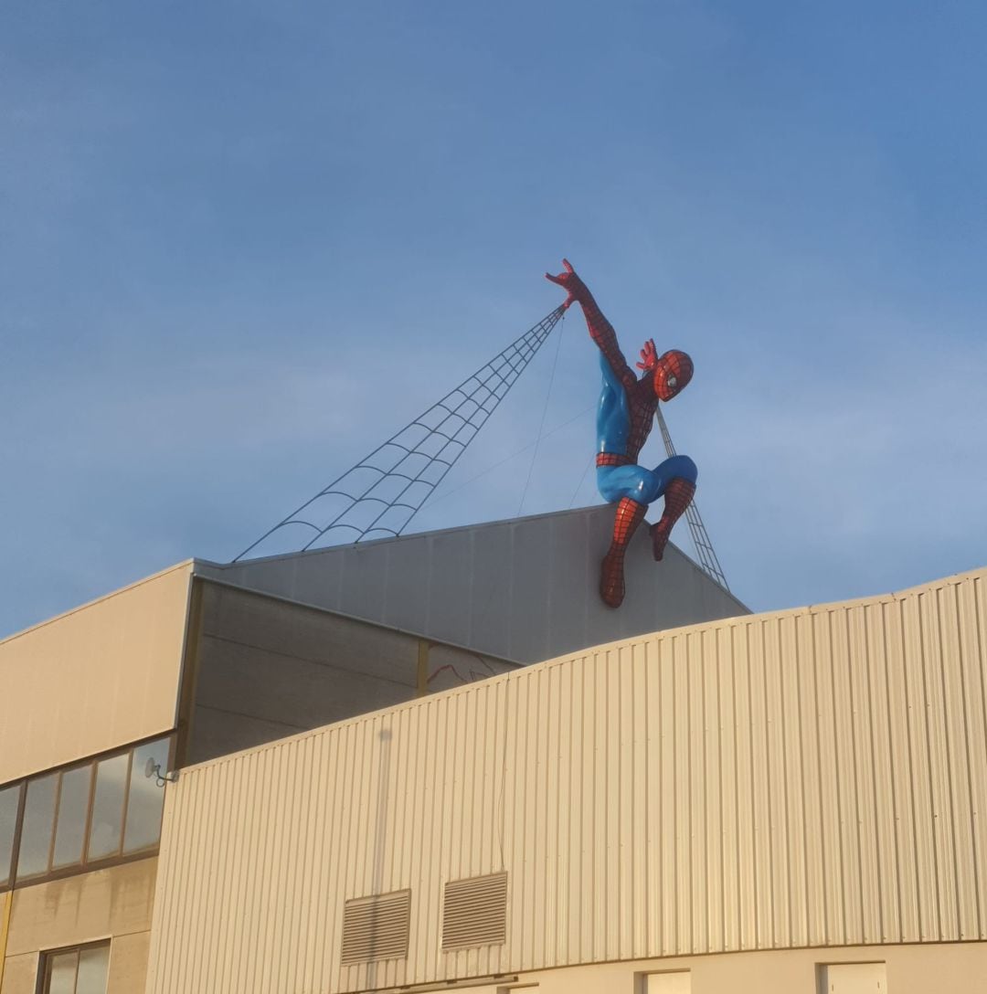 Ninot de Spiderman en el taller de Pere Baenas en Daimús 