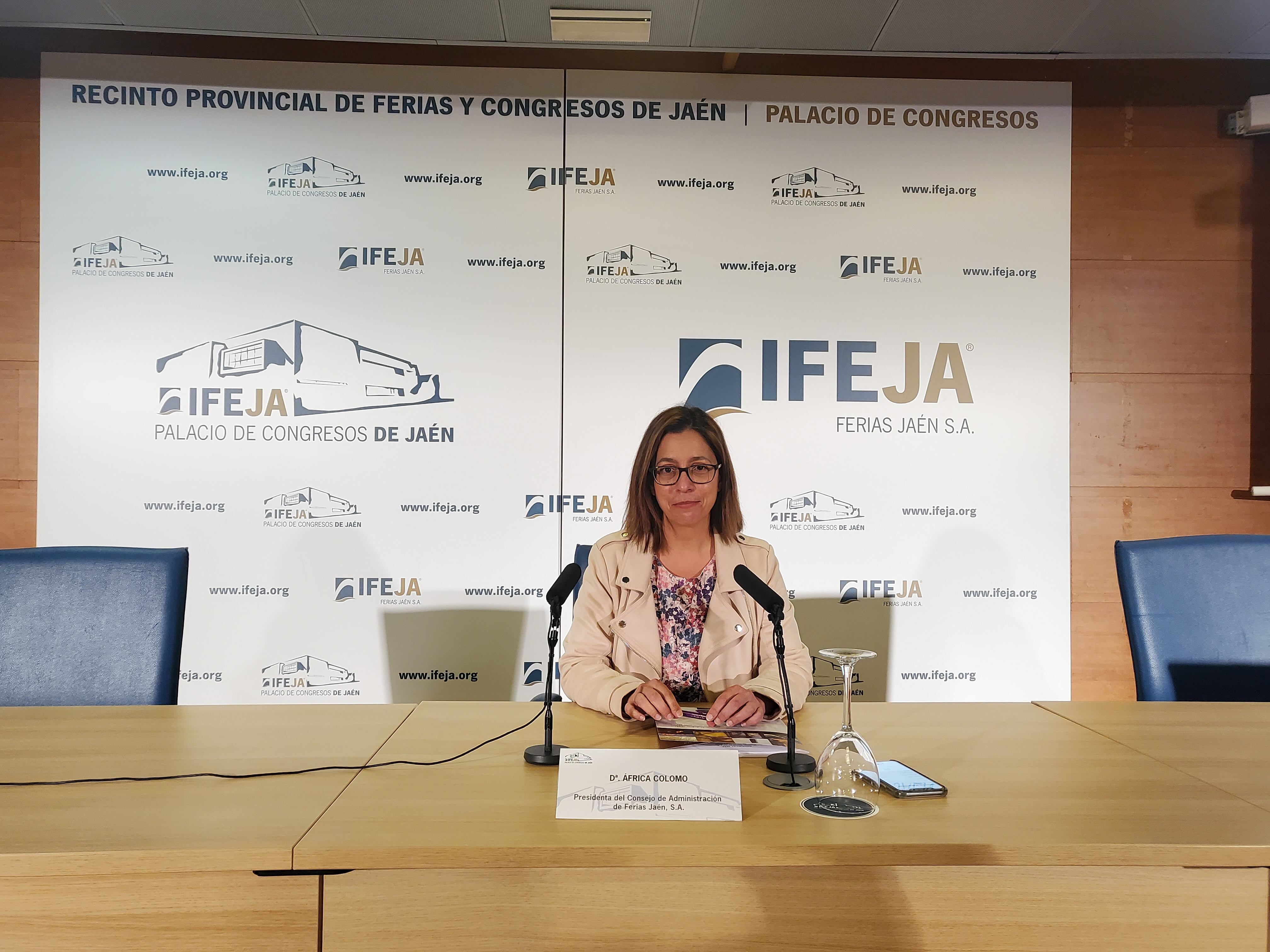 La presidenta de Ferias Jaén, África Colomo, durante la presentación de Rehábitat.