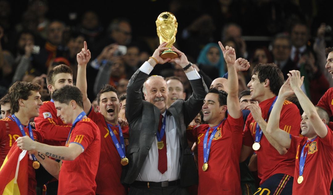 Vicente del Bosque levanta la Copa del Mundo conquistada por España en Sudáfrica.