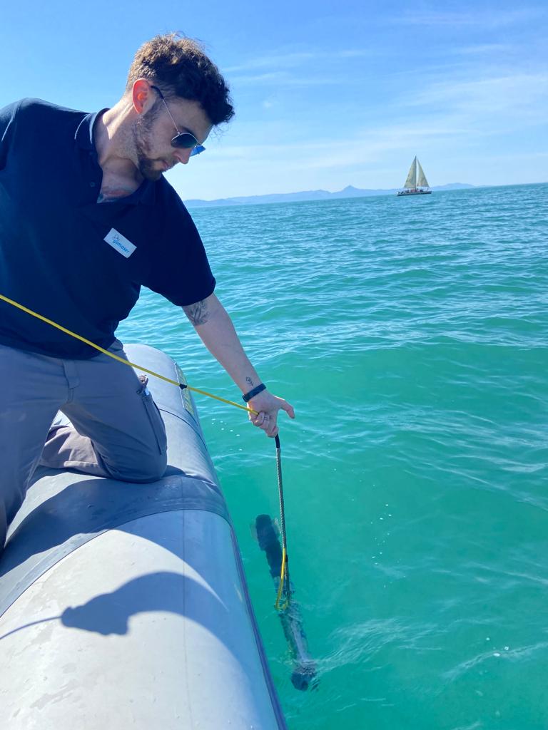 Uno de los técnicos utilizando el sónar de barrido lateral.