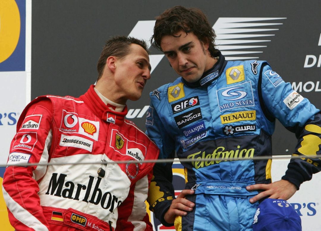 Michael Schumacher junto a Fernando Alonso, en el podio