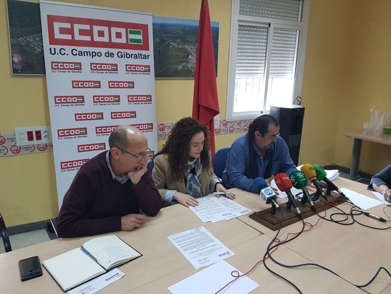 Inmaculada Nieto junto a los resposables comarcales de UGT y CCOO.