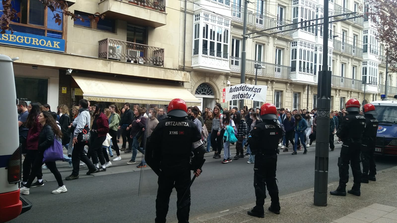 Cientos de jóvenes manifestándose en Vitoria en contra de las reformas educativas