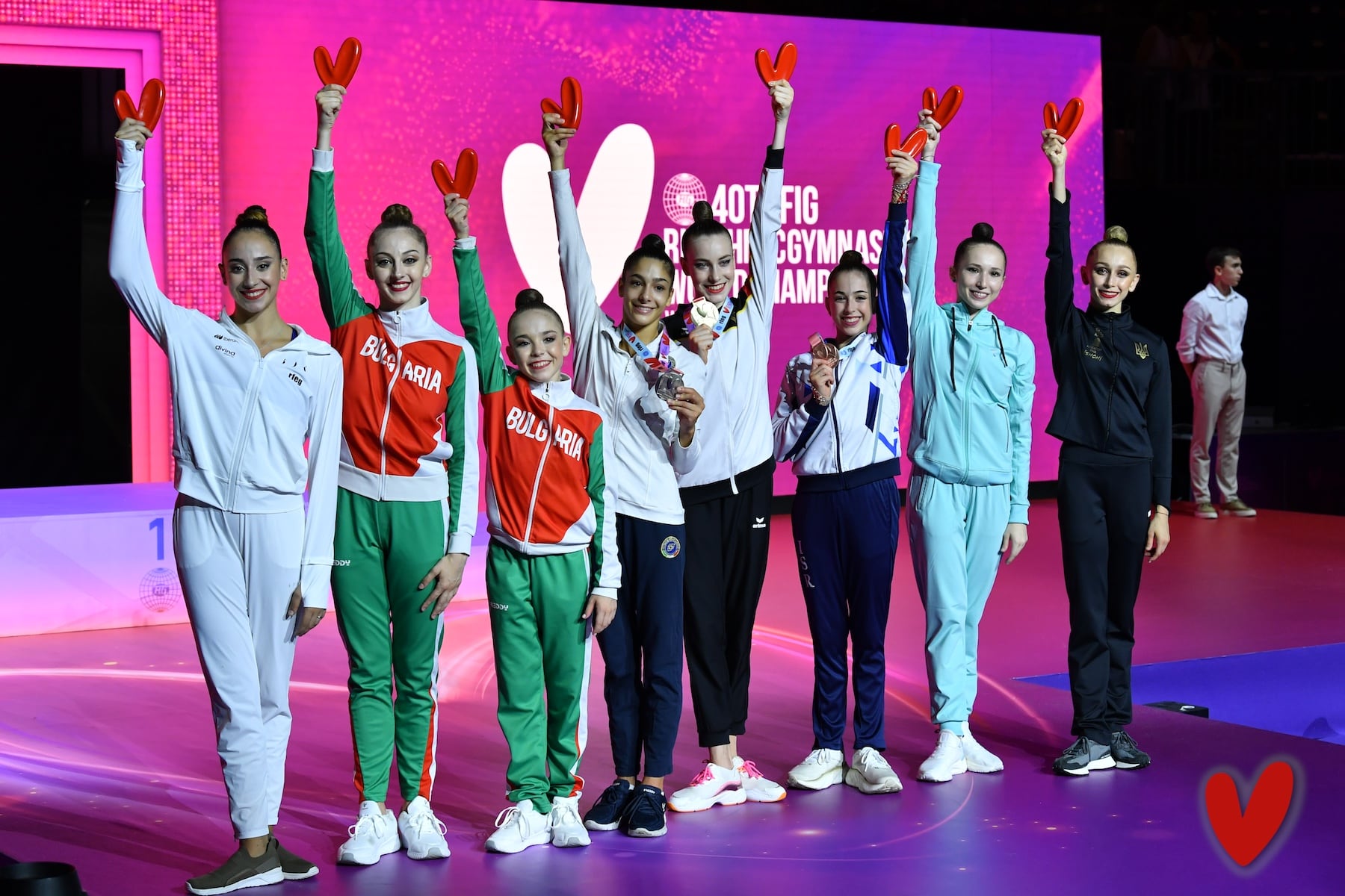 Alba Bautista, de blanco, entre las 8 mejores gimnastas del mundial de rítmica de Valencia