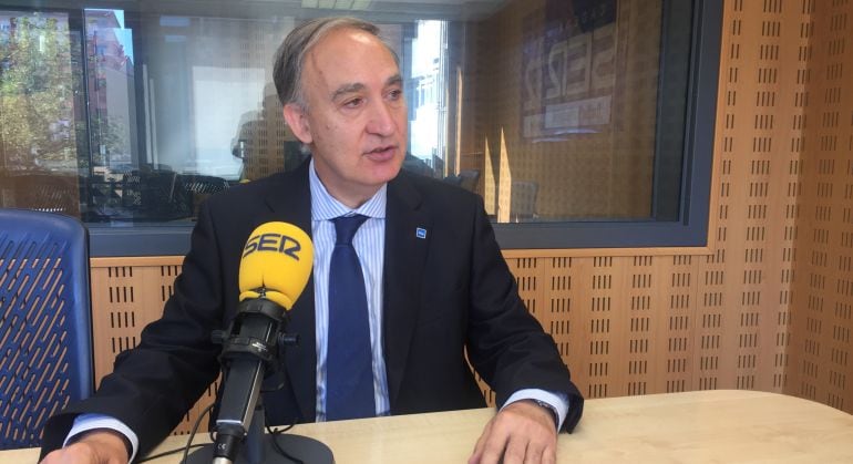 El rector de la Universidad de Valladolid, Antonio Largo Cabrerizo, en los estudios de la SER