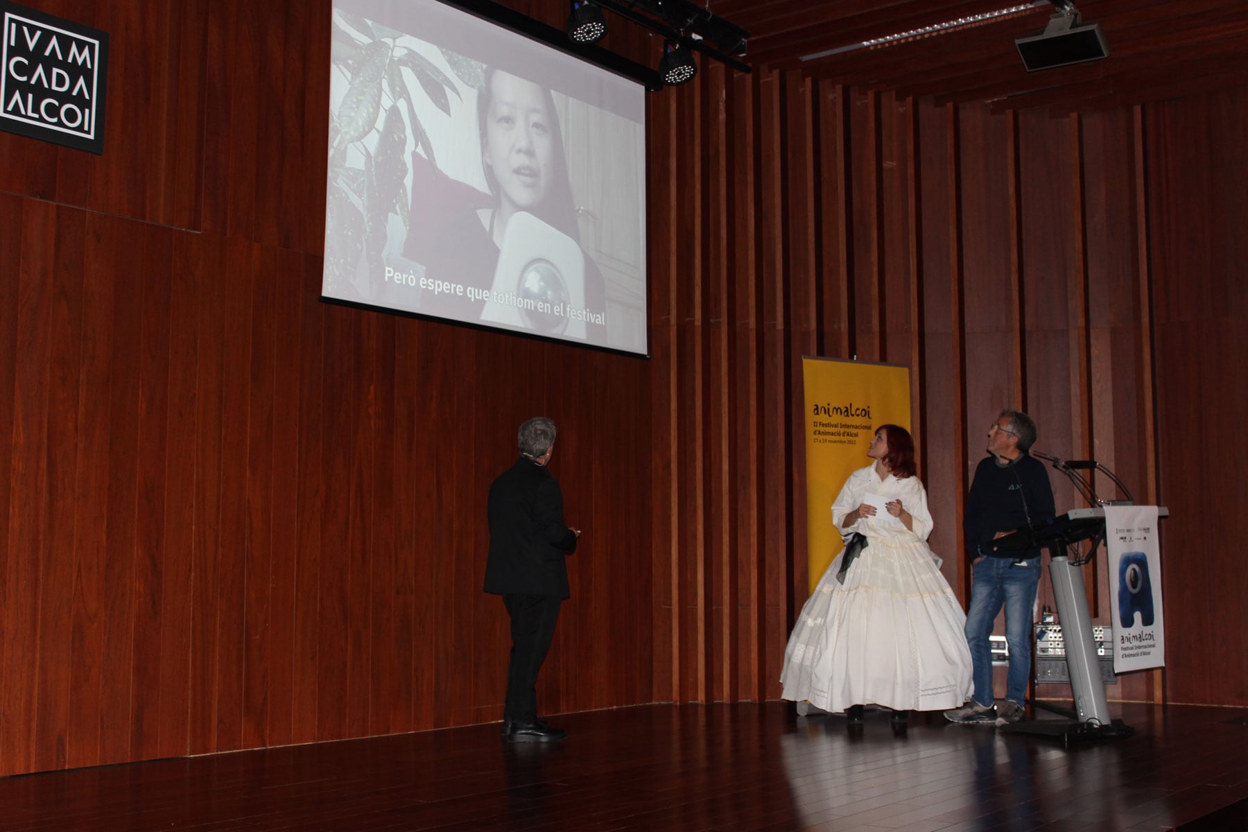 Uno de los tres galardones entregados, en concreto el de la ganadora taiwanesa dirigiéndose al público asistente a través de un vídeo y mostrando el trofeo obtenido