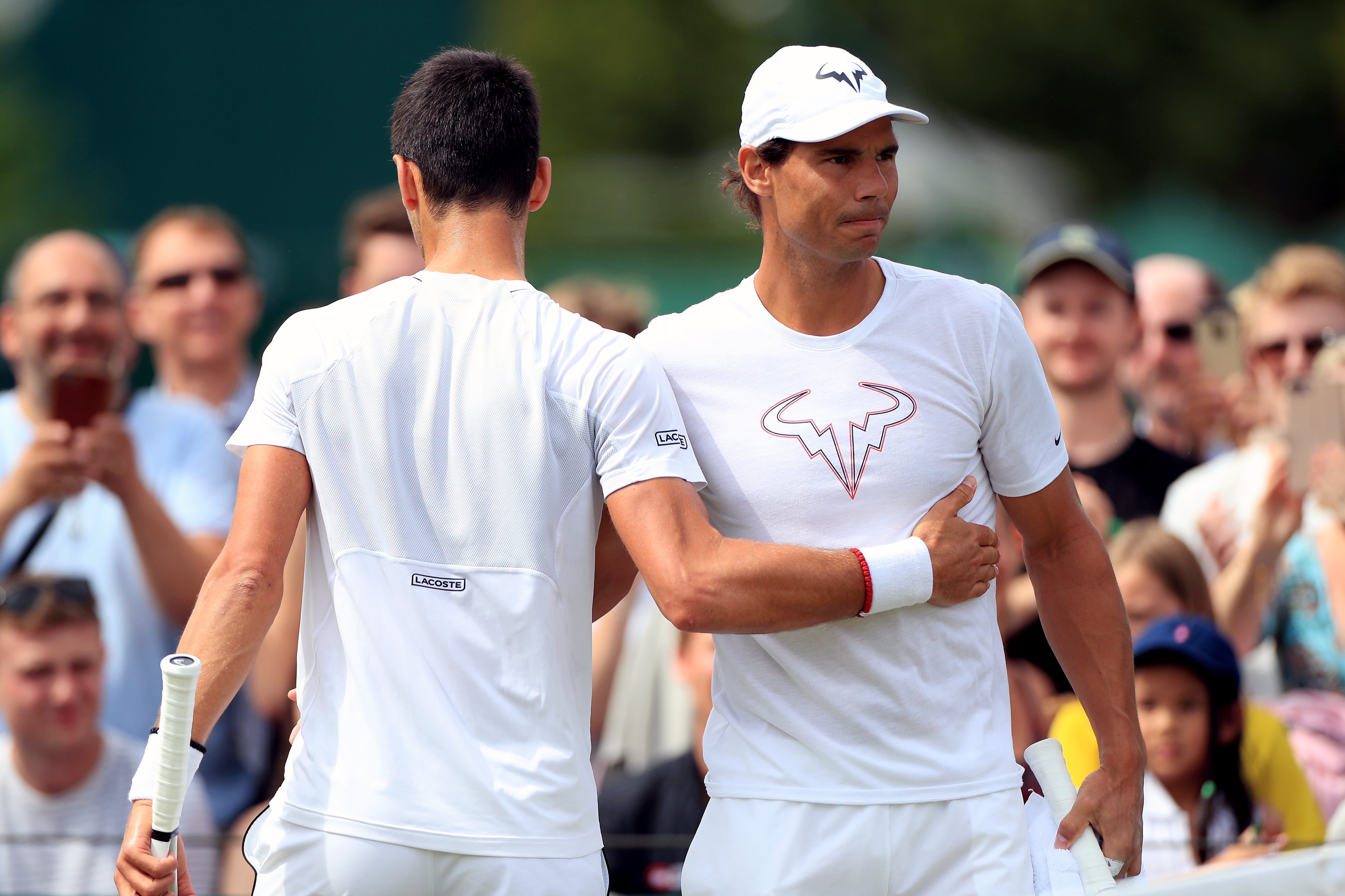 Djokovic y Nadal saludándose en los entrenamientos previos a Wimbledon 2019