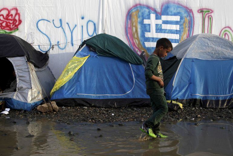 Un niño pasea entre tiendas de campaña en un campamento de refugiados entre la frontera de Grecia y Macedonia.