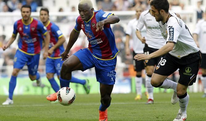 En una imagen de archivo, Koné pelea un balón con el valencianista Víctor Ruiz