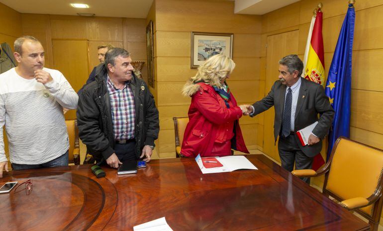 El presidente recibe en la sala del Consejo de Gobierno a los representantes de la Plataforma Transporte Santander.