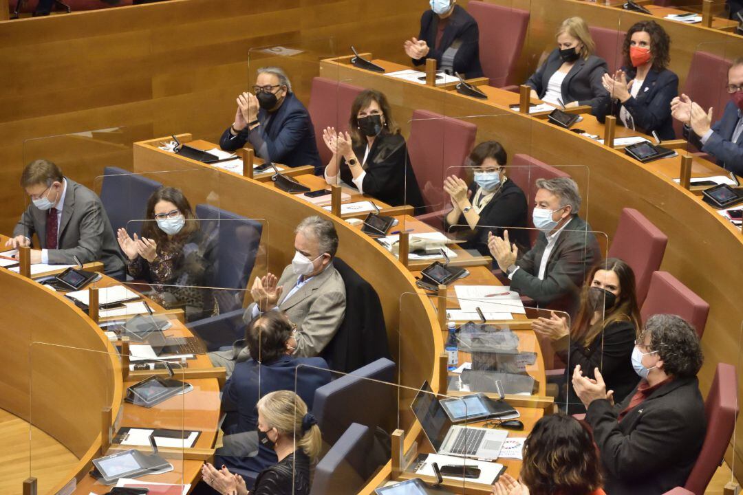 Ximo Puig y otros miembros del gobierno valenciano en el pleno de Les Corts 
 