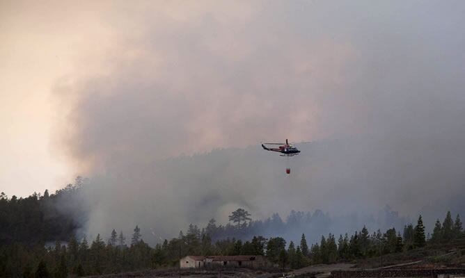 Un helicóptero del Gobierno de Canarias intenta sofocar las llamas en la zona de Ifonche