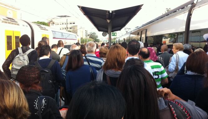 Passatgers a l'estació de Rodalies de Montcada i Reixac