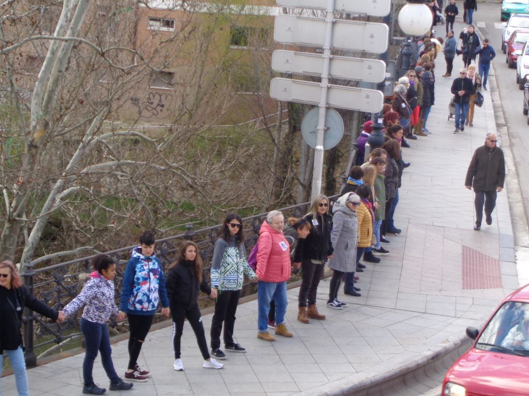 Cadena humana por la igualdad celebrada en Aranda en los actos de conmemoración del 8 de Marzo de 2019