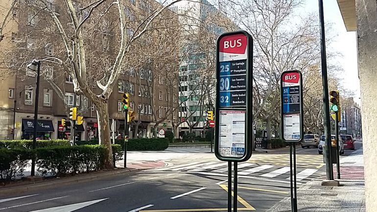 Postes de paradas de autobús en el Paseo Constitución