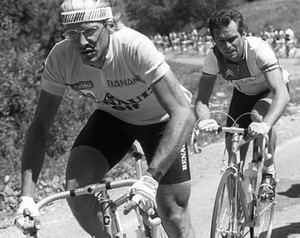 Laurent Fignon y Bernard Hinault durante el Tour de Francia de 1984