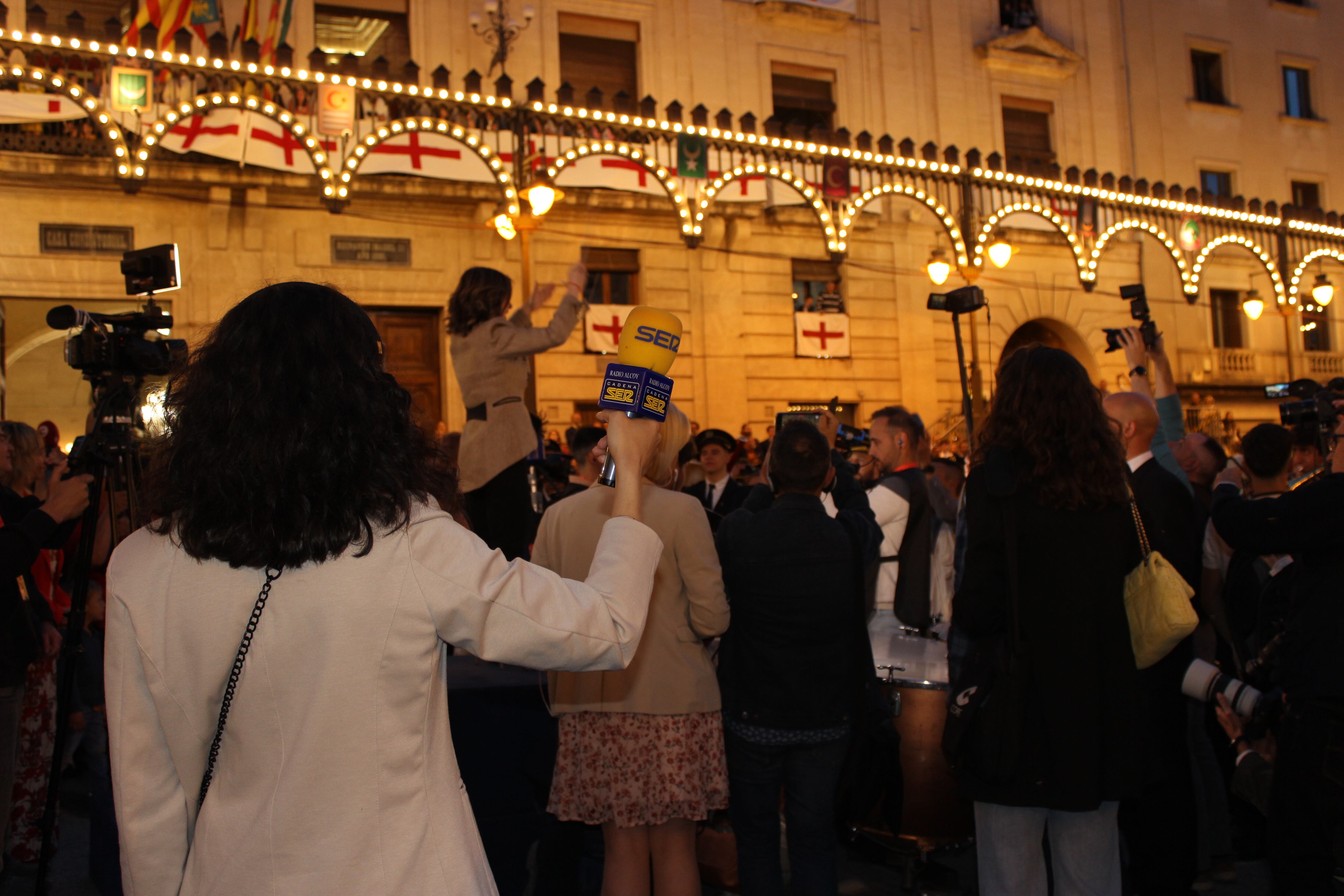 Radio Alcoy les retransmitirá la Fiesta del Pasodoble, el Himno y las Entradas de los Moros y Cristianos.