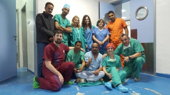 Médicos del Hospital Punta Europa atendiendo a enfermos en el Sáhara