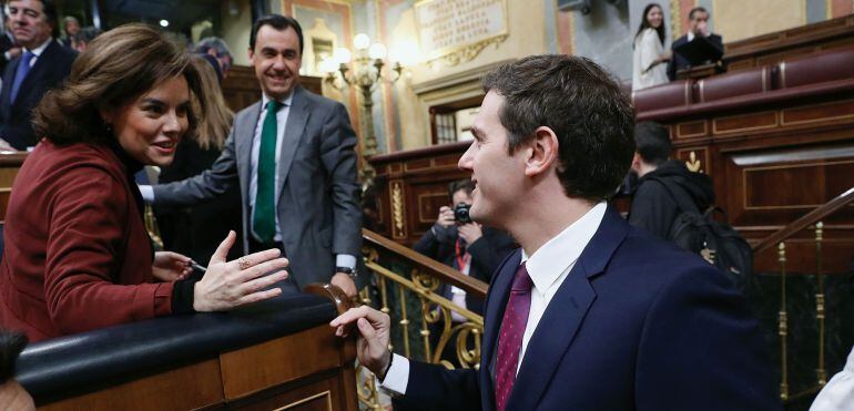 Soraya Sáenz de Santamaría y Albert Rivera se saludan en el Congreso de los Diputados