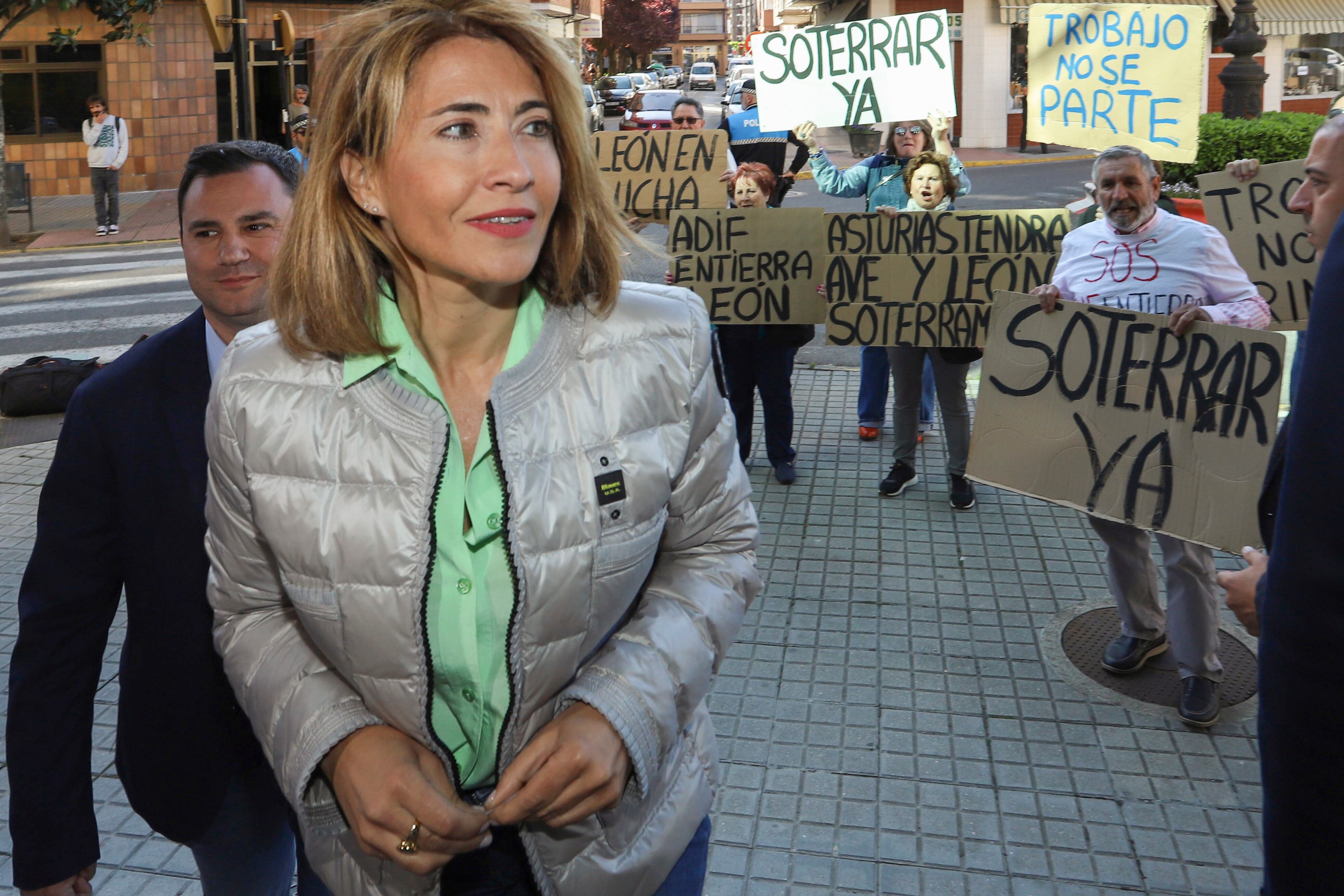 La ministra de Transporte, Raquel Sánchez, este miércoles en el teatro de Bembibre, donde le esperaban vecinos de Trobajo del Camino para protestar con motivo de la situación de la nueva línea del AVE hacia Asturias que pasa por la localidad leonesa