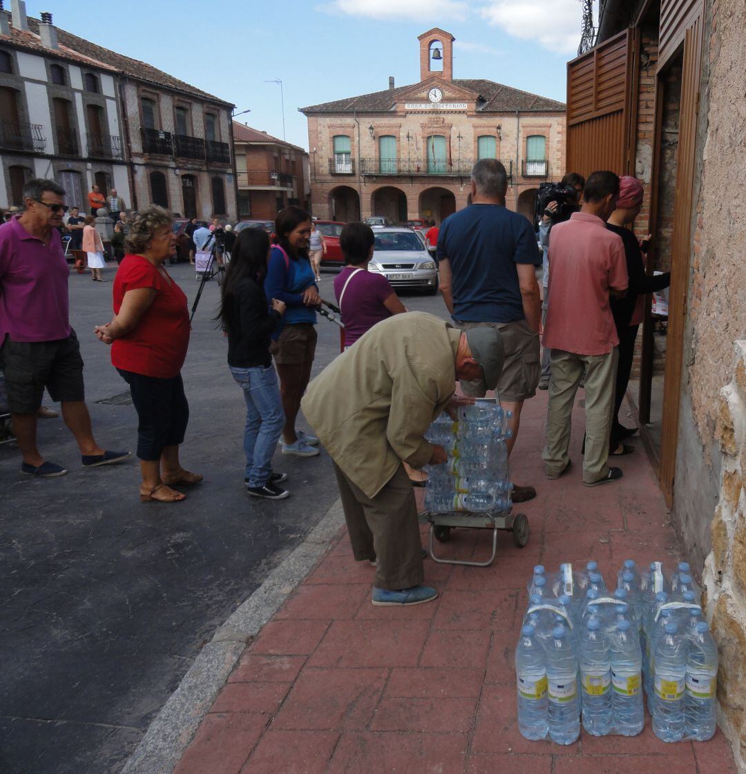 Imagen de archivo de los vecinos de Lastras de Cuéllar recogiendo agua embotellada