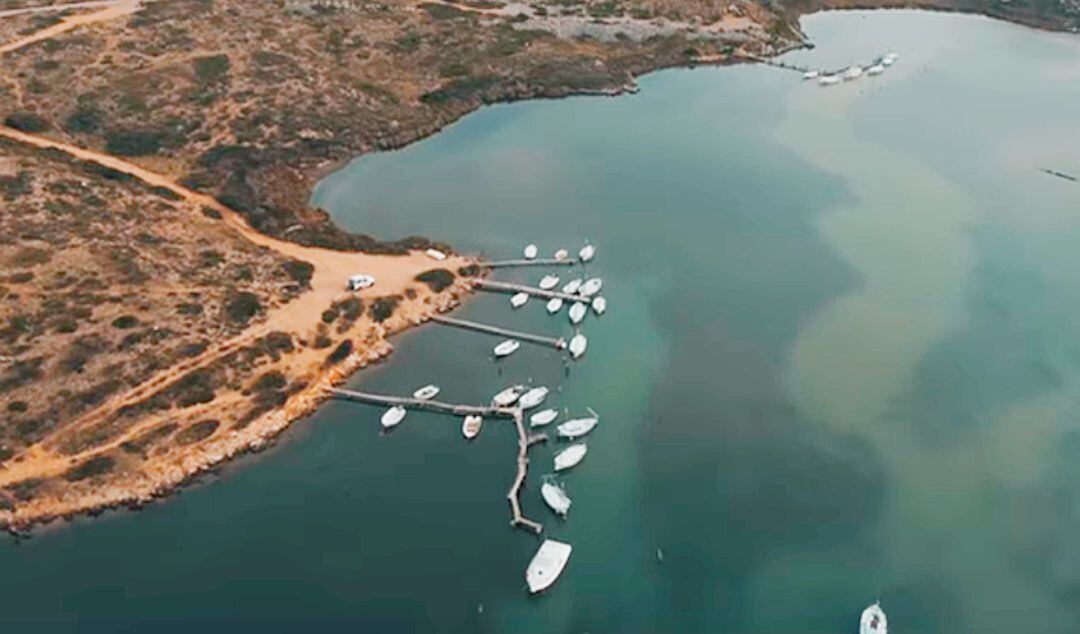 Ports IB vol mantenir la tipologia d'aquest petit port des Mercadal.
