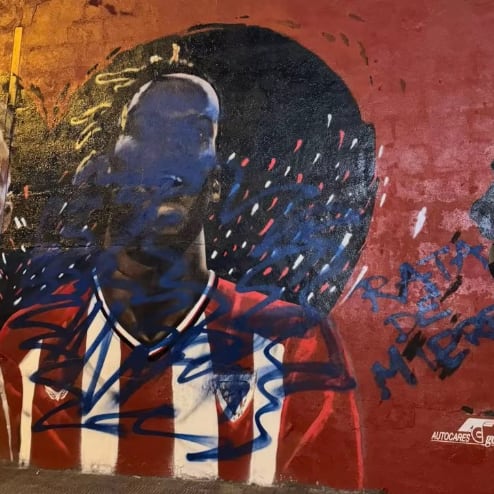El mural de Nico Williams en Lutxana, recién restaurado tras un ataque vandálico, aparece nuevamente dañado con pintadas y la insultante frase “Rata de mierda”.