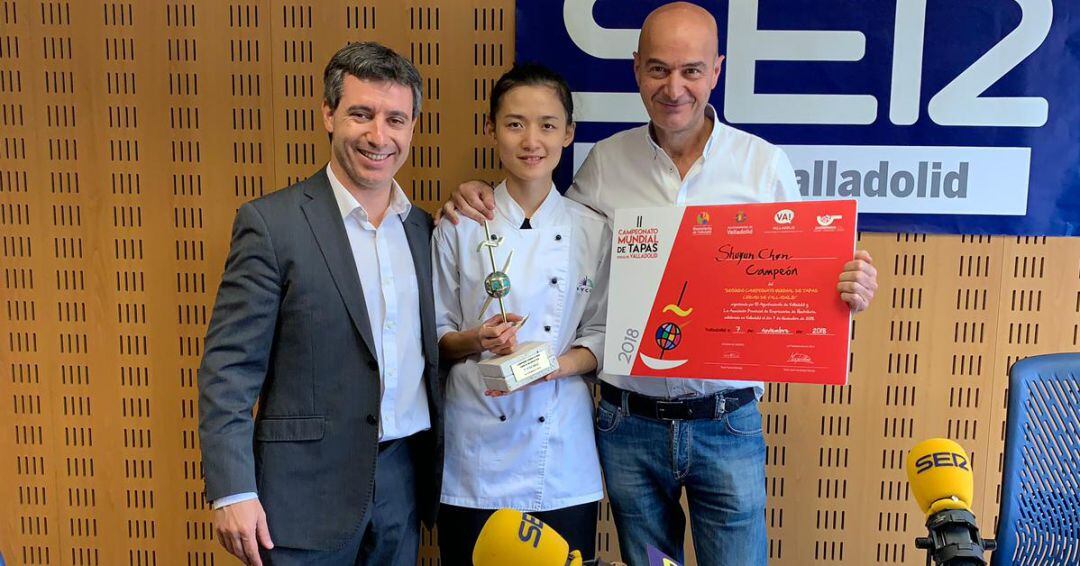 Shuyun Chen, ganadora del Concurso Mundial, junto a Carlos Flores (d) y Angel Moretón (i)