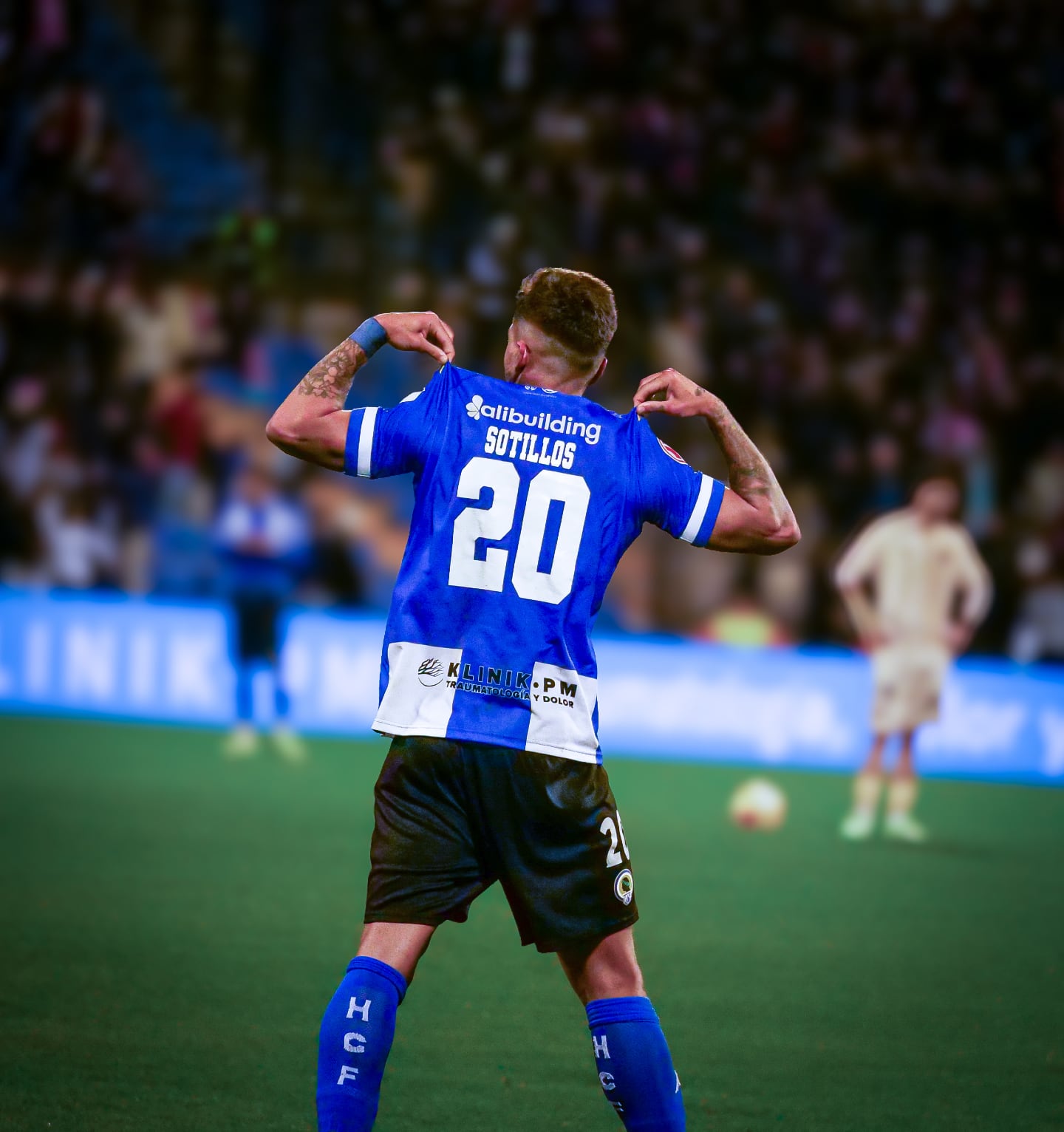 Sotillos muestra el número de su camiseta tras marcar el gol de la victoria del Hércules frente al Eldense