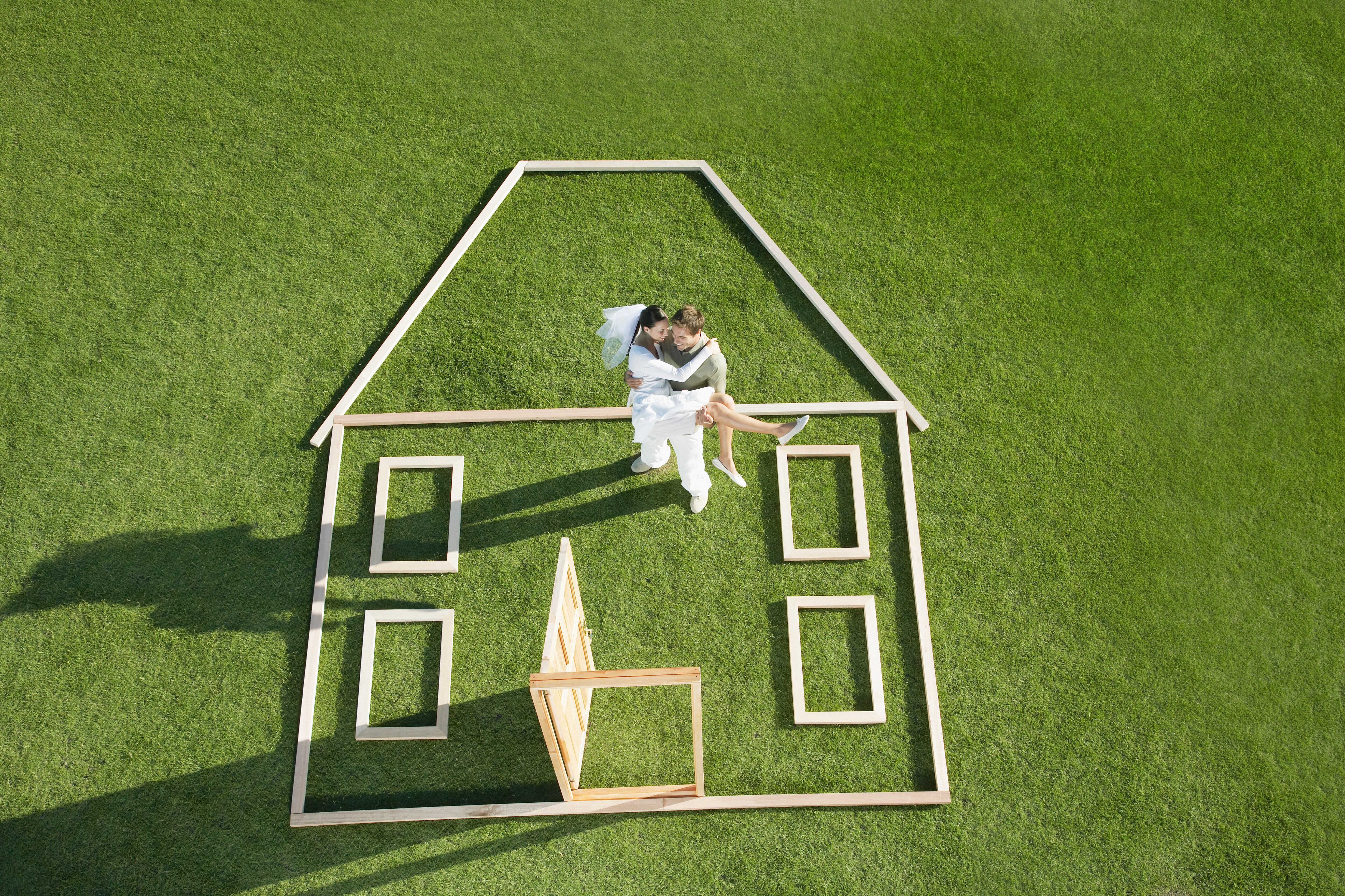 La relación entre las bodas y el precio de las viviendas.